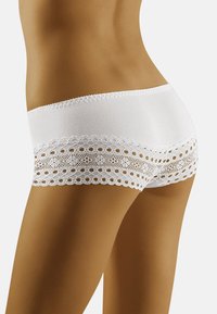 Shorts taille basse en dentelle blanche ornés d'un motif floral avec des découpes le long de la taille, fabriqués dans un tissu lisse offrant un ajustement serré.