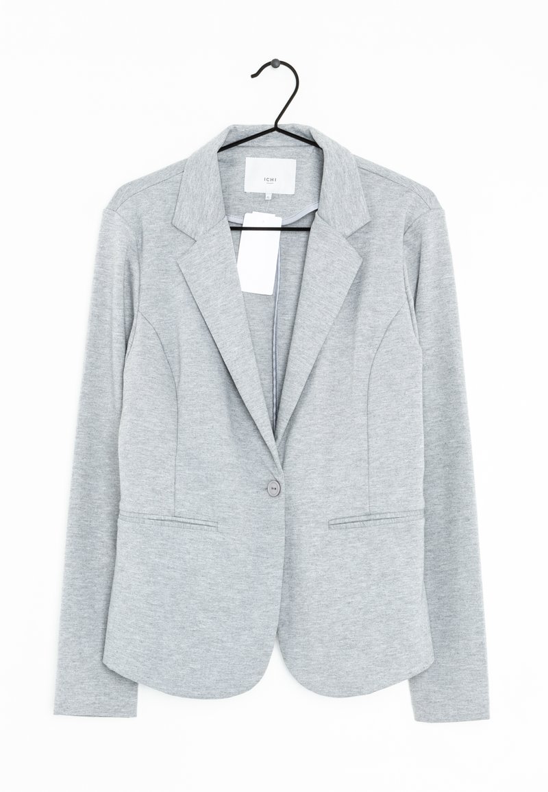 Harmaa neulottu bleiseri, jossa on lovikaulus, yksinäppärinen kiinnitys ja kaksi etutaskua. Ripustettuna mustaan henkariin valkoista taustaa vasten.