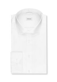 Chemise blanche formelle à boutons avec col ouvert et poignets boutonnés, soigneusement pliée sur fond blanc.
