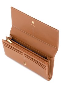 Portafoglio in pelle color cuoio con finitura testurizzata, dotato di dettagli in metallo dorato, una tasca con zip, scomparti per carte e cuciture bianche.