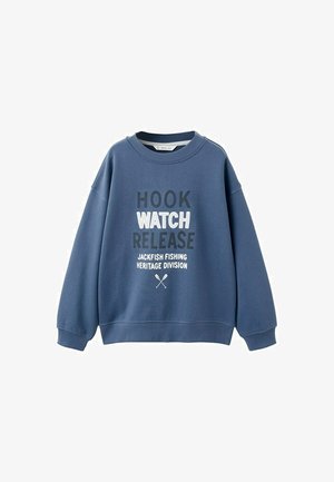 Sweat-shirt bleu avec le texte « HOOK WATCH RELEASE JACKFISH FISHING HERITAGE DIVISION » et deux rames de pêche croisées en dessous du texte.