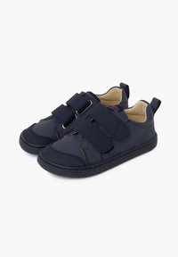 Námořnické modré tenisky vyrobené z syntetického materiálu, vybavené dvěma suchými zipy, kulatou špičkou a texturovanou gumovou podrážkou. Minimalistický design a akcenty.