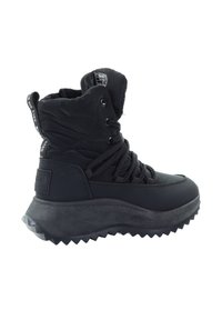 Czarny, pikowany botek za kostkę z zaokrąglonym noskiem, teksturowaną gumową podeszwą, wiązany na sznurowadła i z kontrastującym logo z tyłu.