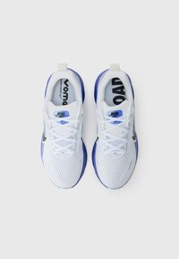 Pantofi sport albi cu accente albastre, superior din plasă și branding negru pe limba pantofului. Au o talpă amortizată și șireturi standard.