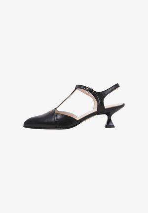 Chaussure pour femme en cuir noir avec bout pointu, bride arrière à lanière, bride en T avec boucle, et petit talon incurvé.