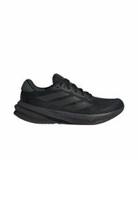 Scarpa sportiva nera con tomaia in mesh leggero, suola in gomma testurizzata e tre strisce di accento diagonali. Presenta un collare imbottito.