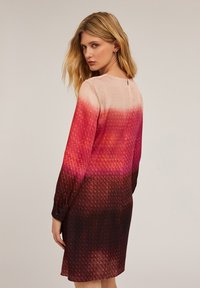 Rochie cu mânecă lungă, cu un design ombre în nuanțe de roz, roșu și violet închis, dintr-un material texturat, cu închidere prin buton la spate.