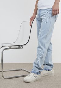 Karl Kani OG DISTRESSED CROSS GY FIVE POCKET DENIM - Jeans straight leg - light blue