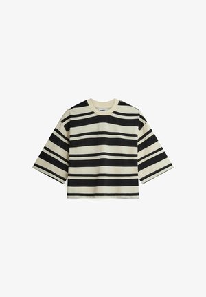 Camisa de manga corta con rayas horizontales anchas en negro y beige, cuello redondo y corte relajado sobre un fondo blanco.