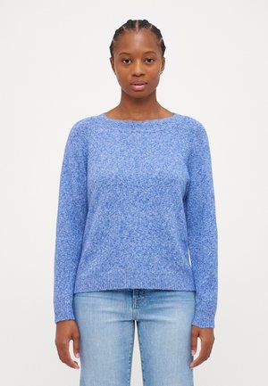 Blå, teksturert genser med lange ermer og rund hals. Brukt over lyseblå jeans med en avslappet passform og ribbestrikkede mansjetter.