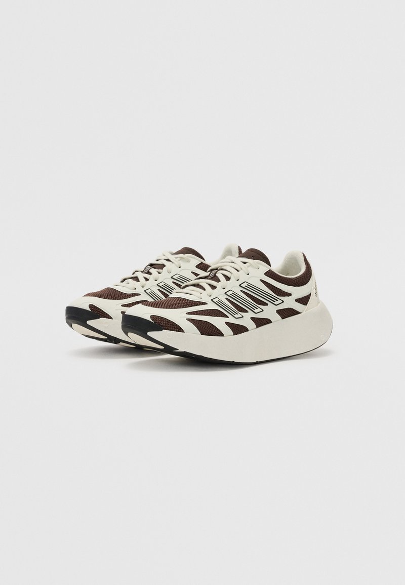 Leichte Sneakers mit einem Obermaterial aus weißen und braunen Mesh, schwarzer Sohle, dynamischem Design und reflektierenden Akzenten. Geformte Ferse.