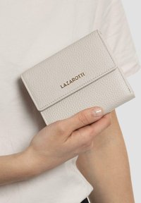 Helle graue, strukturierte Lederbörse mit Klappenverschluss. Enthält das geprägte Logo "LAZAROTTI" in Gold auf der Vorderseite. Kompakte rechteckige Form.