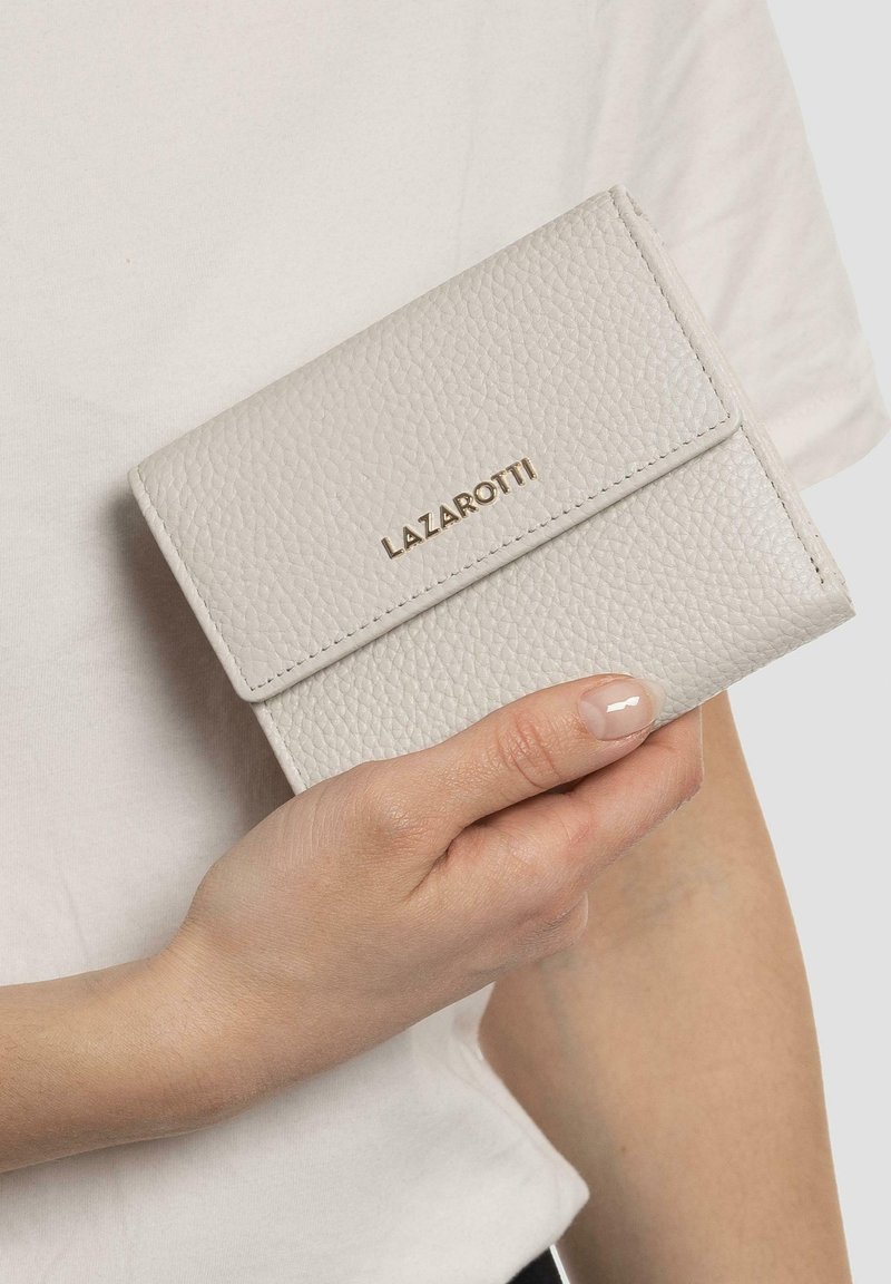 Helle graue, strukturierte Lederbörse mit Klappenverschluss. Enthält das geprägte Logo "LAZAROTTI" in Gold auf der Vorderseite. Kompakte rechteckige Form.