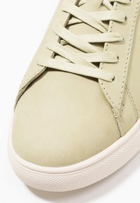 Clae Baskets basses - olive