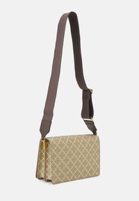 Beige kuviollinen olkalaukku, jossa on tasainen, suorakaiteen muotoinen muotoilu, tummanruskea säädettävä olkahihna ja kultasävyiset yksityiskohdat.