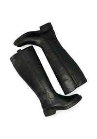 Czarne skórzane botki do kolan z kwadratowym noskiem, bocznym zamkiem błyskawicznym i małym obcasem w kształcie bloku. Wyjątkowe wytłoczone logo po zewnętrznej stronie.