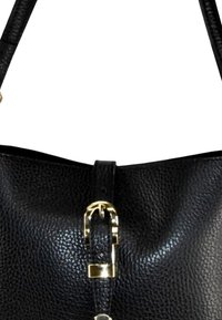 Sac à main en cuir texturé noir avec quincaillerie dorée, présentant un détail de fermoir proéminent et deux anses pour le porter.