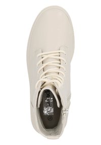 Zapatilla alta de color beige claro con un upper de cuero suave, puntera redonda, cuello acolchado y cordones blancos en contraste. Detalle de cremallera lateral.