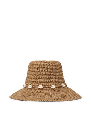 Breitkrempiger geflochtener Strohhut mit einer Schnur aus kleinen weißen Muscheln um die Basis der Krone.