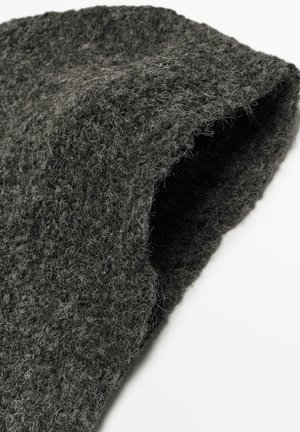 Cappello berretto in lana lavorata a maglia di colore grigio scuro con superficie leggermente pelosa, mostrato su sfondo bianco.