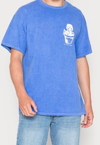 Modré bavlněné tričko s krátkým rukávem a kulatým výstřihem, na levé strane hrudi s bílou grafikou rostliny v květináči.