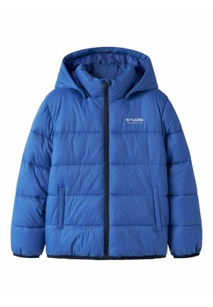 Veste d'hiver matelassée bleue avec capuche, fermeture éclair à l'avant, deux poches latérales et logo "Studio Outdoors" sur la poitrine.