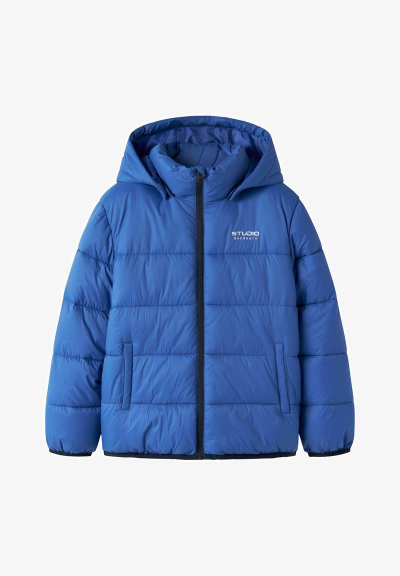 Veste d'hiver matelassée bleue avec capuche, fermeture éclair à l'avant, deux poches latérales et logo "Studio Outdoors" sur la poitrine.