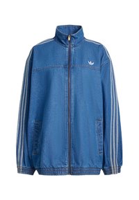 Veste en denim bleue avec un col montant et une fermeture éclair intégrale. Présente des rayures blanches sur les manches et un petit logo sur la poche poitrine. Poignets élastiques.