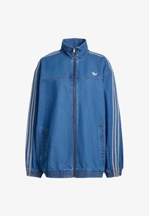 Sininen farkkutakki, jossa on korkea kaulus ja vetoketju edessä. Hihoissa valkoiset raidat ja rintataskussa pieni logo. Hihansuut joustavat.