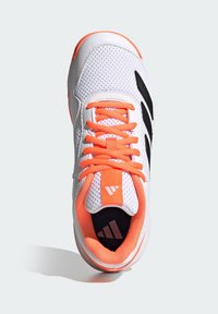 Hvid sportssko med mesh-overdel, sorte striber og orange accenter. Har orange snørebånd og en polstret tunge med logodetalje.