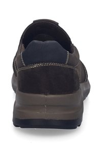 Scarpa casual in suede marrone con suola in gomma grigia, caratterizzata da un tallone imbottito blu scuro e cuciture a contrasto intorno alla parte superiore.