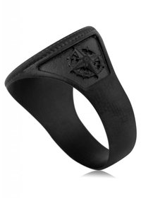 Čierny prsteň s trojuholníkovým dizajnom, ktorý obsahuje 3D vyrazený kompas. Vyrobený z hladkého materiálu s matným povrchom.