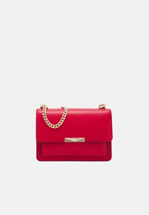 Rote rechteckige Ledertasche mit goldener Kettenriemen und Michael Kors Logo-Plakette auf der vorderen Klappe.