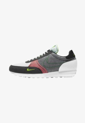 Chaussure de sport basse avec panneaux en mesh et daim gris, noir, blanc et rouge, dotée de logos Nike swoosh verts néon et d'une semelle blanche.