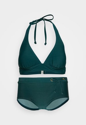 Set bikini u tirkiznoj boji sa trokutastim halter topom svezanim trakama i donjim dijelom s podešavajućom vezicom i zlatnim rupicama.