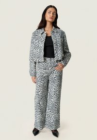 Soaked in Luxury SANDJA - Teksajakk - grey leopard patteren