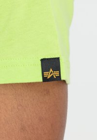Alpha Industries Triko s potiskem - hornet green