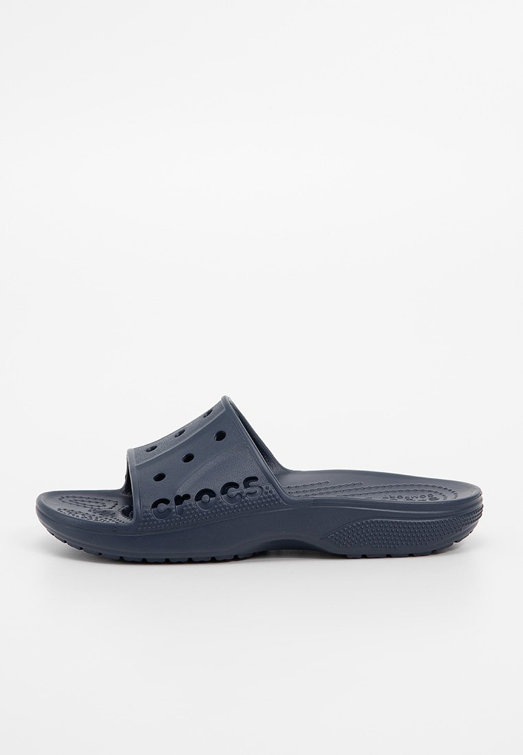 Navyblauwe Crocs-slidesandalen met open teen, brede bovenband met ventilatiegaten, gestructureerde voetbed en duurzame rubberen zool.