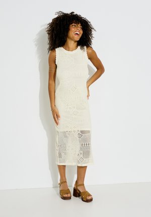 Grain de Malice, ROBE LONGUE EN MAILLE AJOURÉE - Vestido de punto - blanc cassé