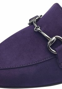 Lila Wildlederschuh mit spitzem Zehenbereich, versehen mit einem metallischen Kettenakzent und glatter Oberfläche; Kontrastnaht entlang der Kanten.