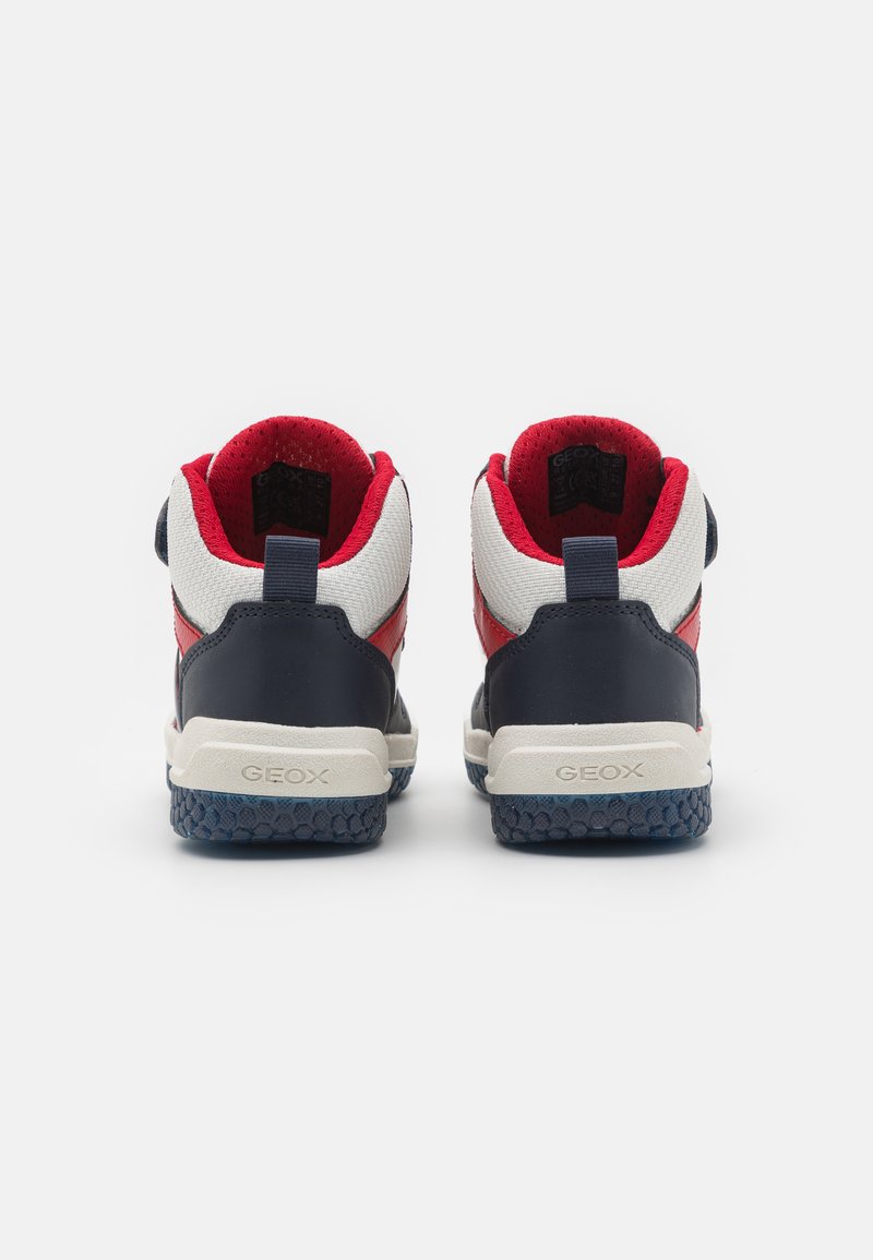 Hochschnittige Sneaker mit einem navyblauen und roten Design, aus Netzgewebe und einer gemusterten Sohle mit einem kontrastierenden elfenbeinfarbenen Absatz.