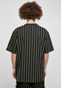 Starter PINESTRIPE - Printtipaita - black