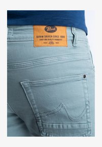 Seleccionado, aqua grey