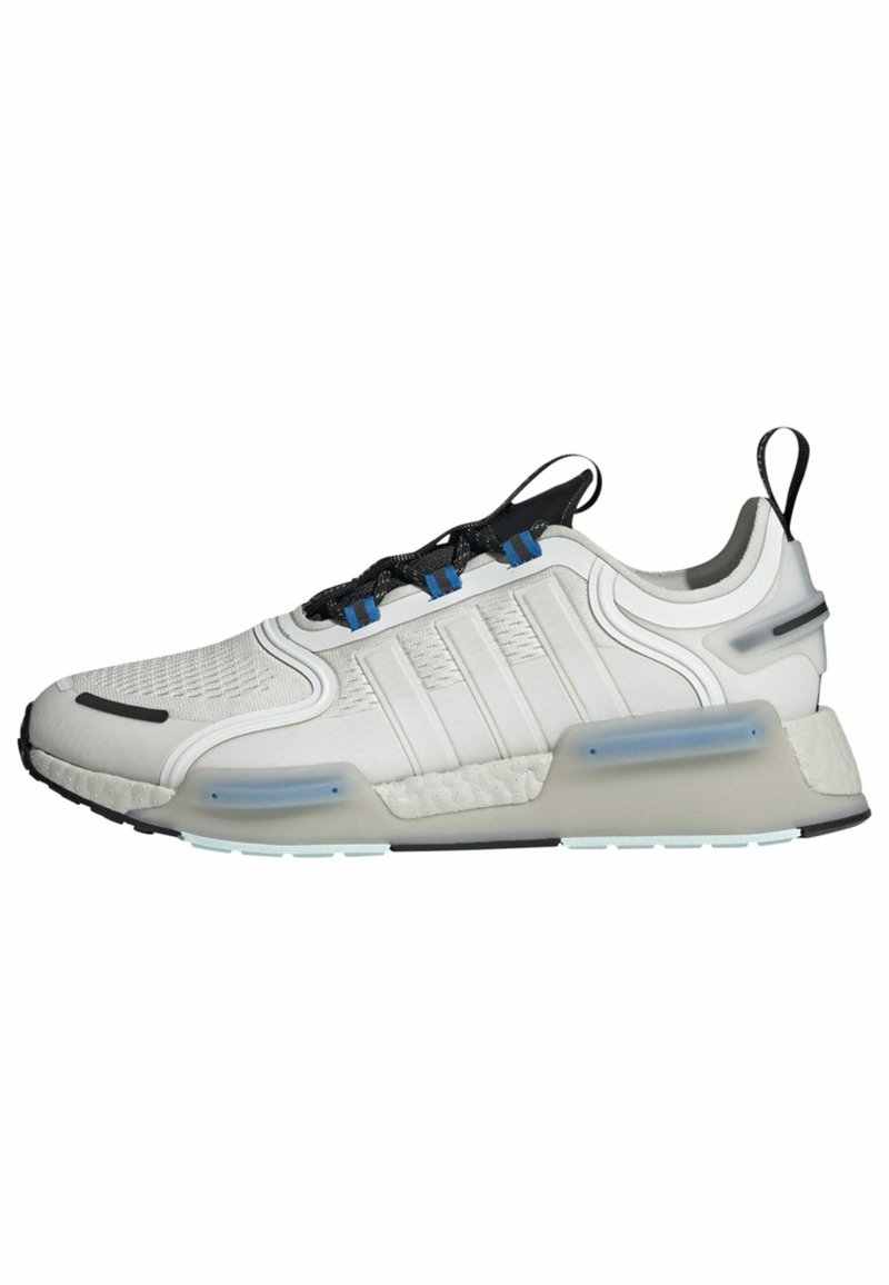 Chaussures de sport blanches avec une tige texturée, des lacets noirs avec des accents bleus, et une semelle extérieure solide avec un amorti transparent.