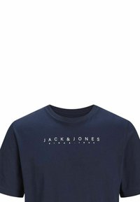 T-shirt in cotone blu navy con maniche corte, caratterizzato da un logo stampato bianco "JACK & JONES" e "SINCE 1990" sulla parte anteriore.