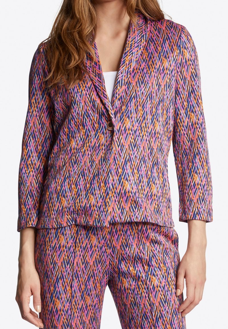 Blazer met een geometrisch patroon in roze, blauw en oranje. Driekwart mouwen, notch-kraag, enkele knoopsluiting en textiel met structuur.