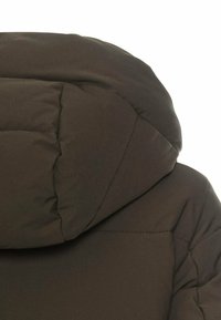 Mørkebrun pufferjakke med hætte, der har en quiltet tekstur og synlige sømme. Stoffet er glat med en mat overflade, der tilbyder varme og dækning.