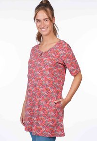 Blumen-Tunika in Rot mit rosa und blauen Akzenten, kurzen Ärmeln, Rundhalsausschnitt und einer Fronttasche, aus leichtem Stoff gefertigt.