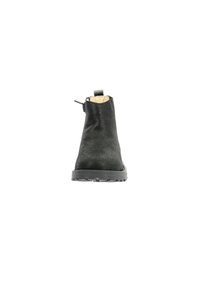 Botín negro de tobillo hecho de suede texturizado, con punta redondeada y suela de goma resistente. Presenta un tirador en la parte posterior y una cremallera interior.