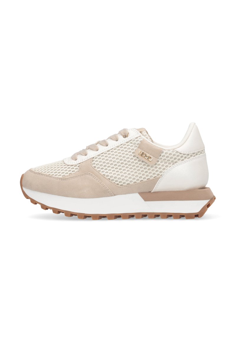 Sneaker beige e bianca con tessuto in rete, dettagli in suede, chiusura con lacci e suola robusta marrone, vista laterale.